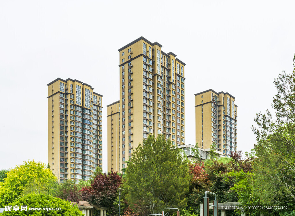 高层住宅与周边绿植景观