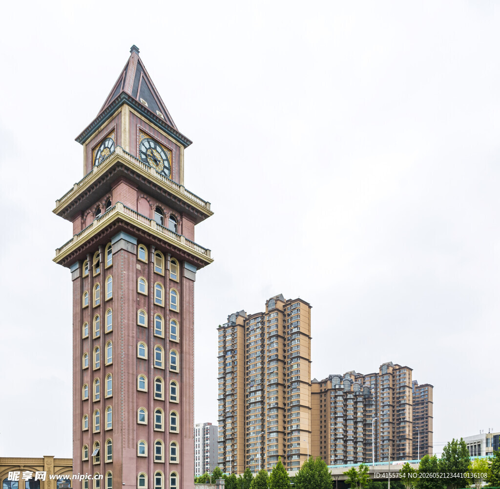 城市中的复古钟楼建筑
