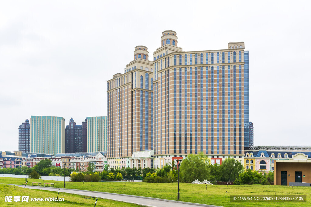 城市高楼与绿地景观