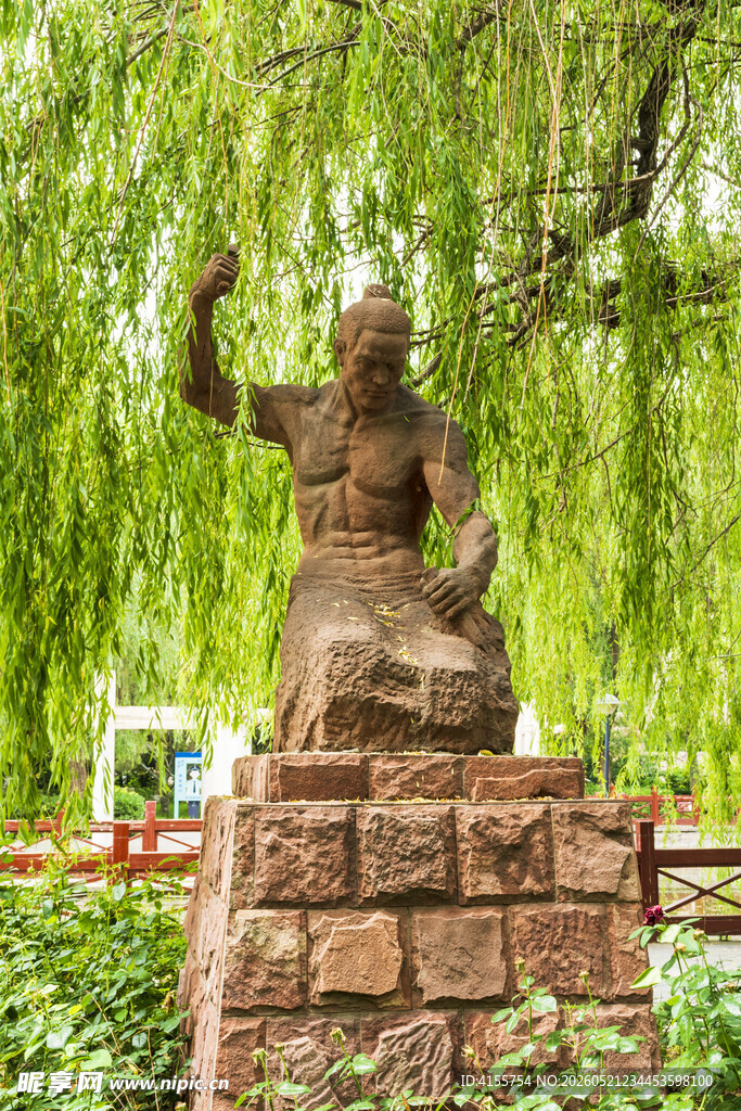 柳树下的古代人物雕像
