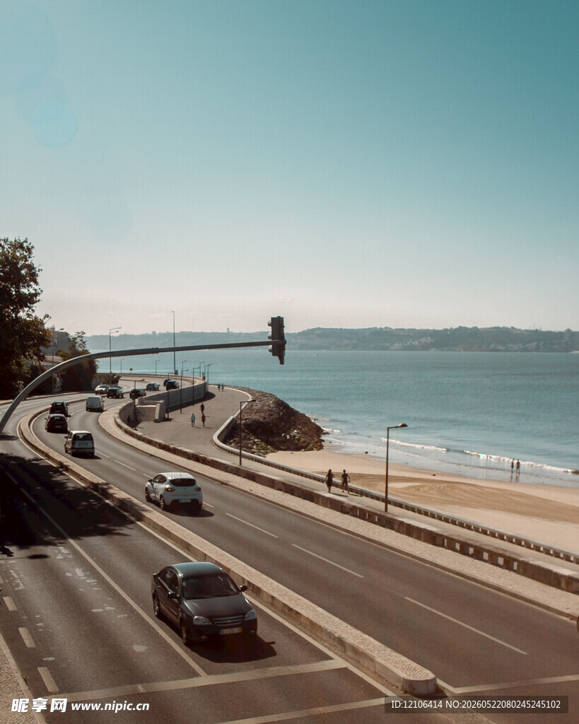 沿海公路上的行驶风景