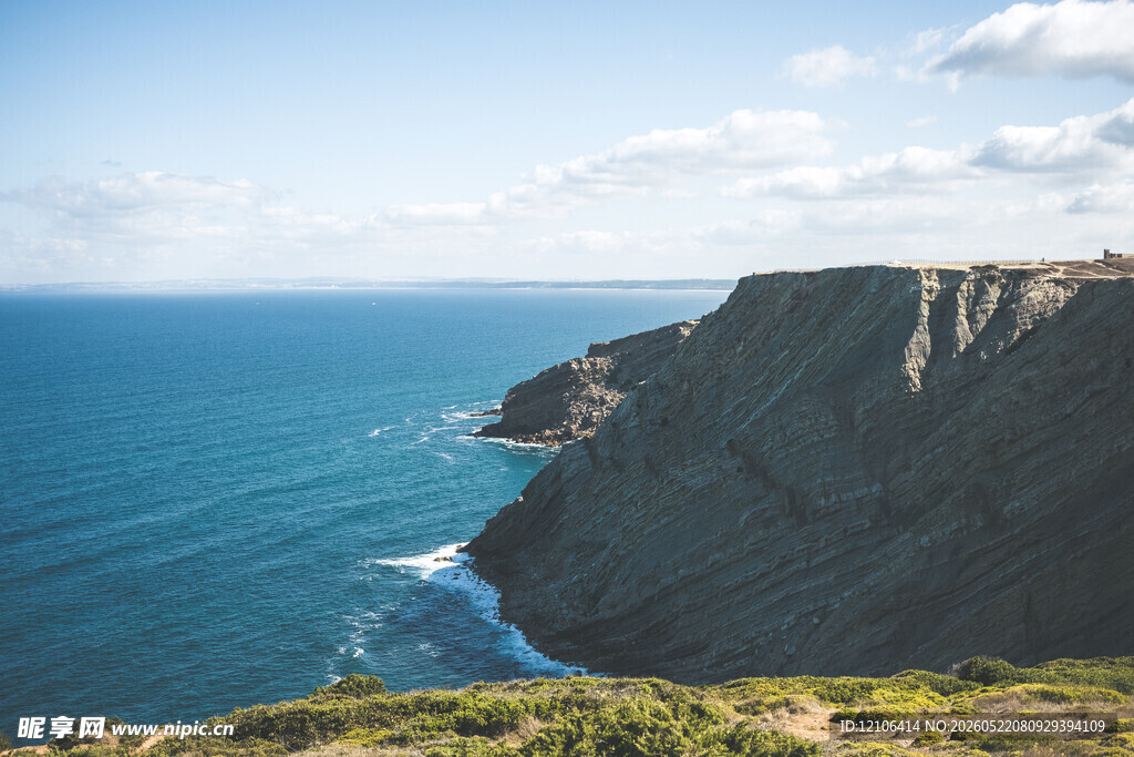 海岸悬崖边的壮阔海景