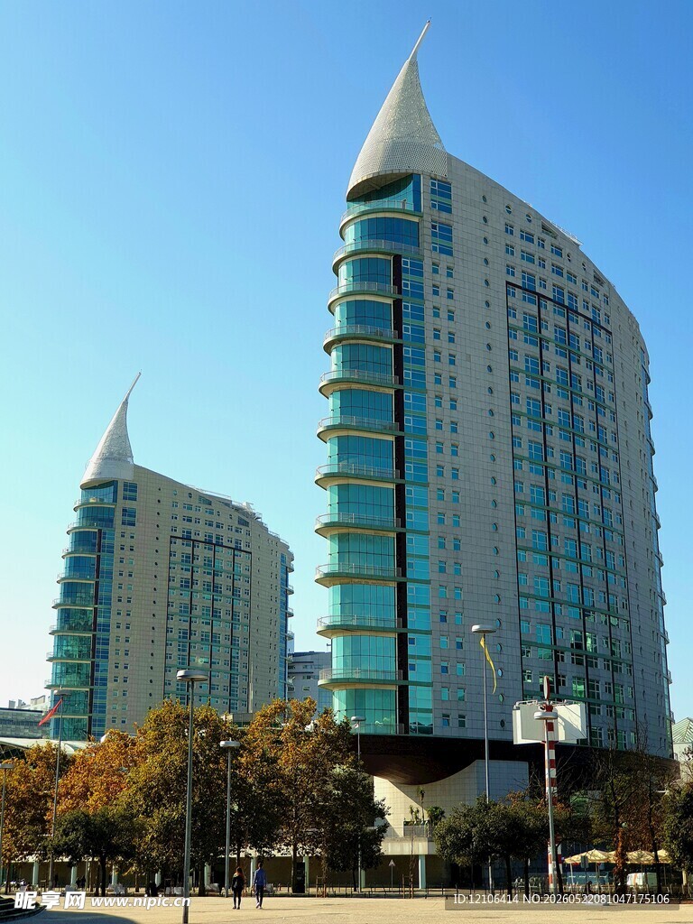 现代双子摩天大楼景观