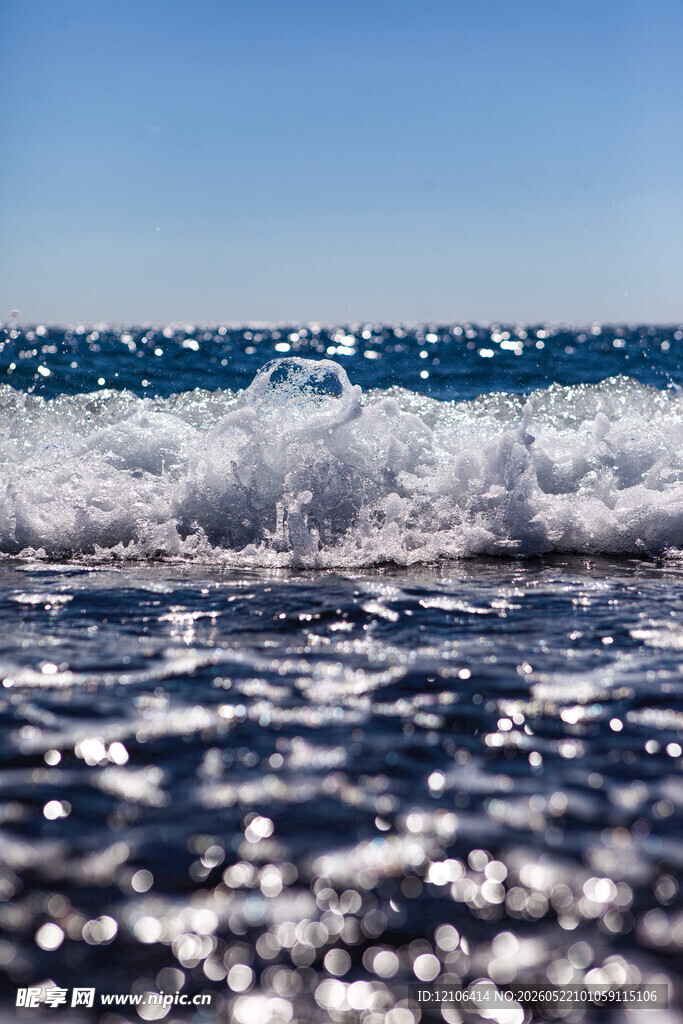 海浪拍打波光粼粼的海面