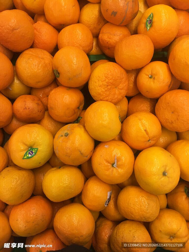 满满一堆新鲜橙子