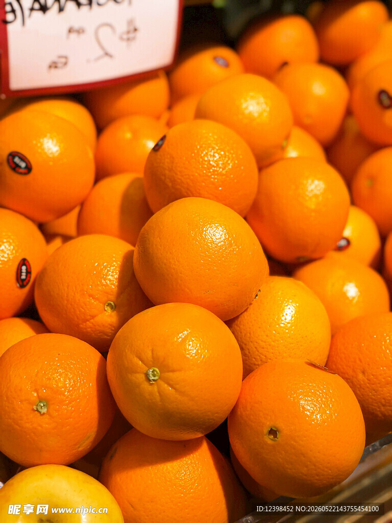 新鲜饱满的橙子陈列架