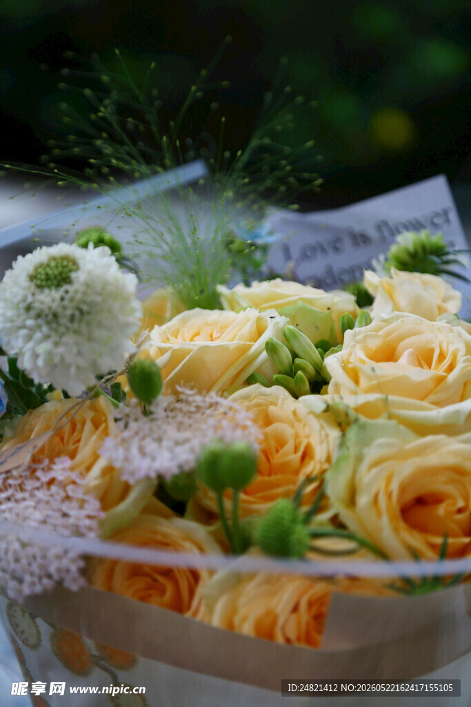 精美黄白玫瑰花束