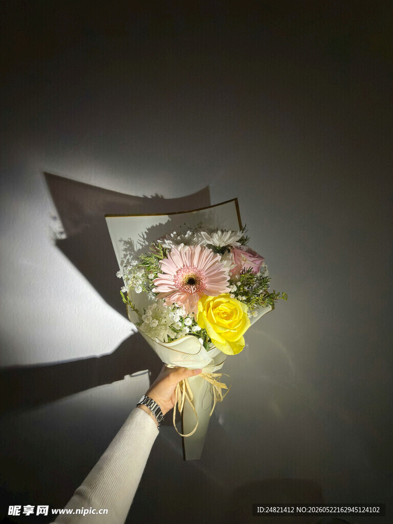 手捧多彩花束的浪漫时刻