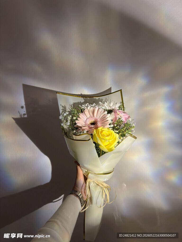 手捧多彩鲜花的温馨画面
