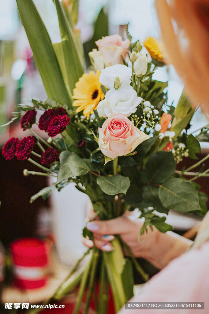 手持多彩鲜花