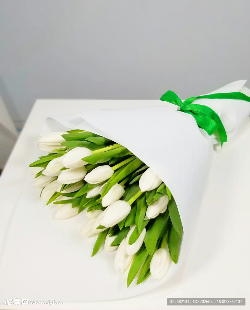 白色郁金香花束优雅绽放