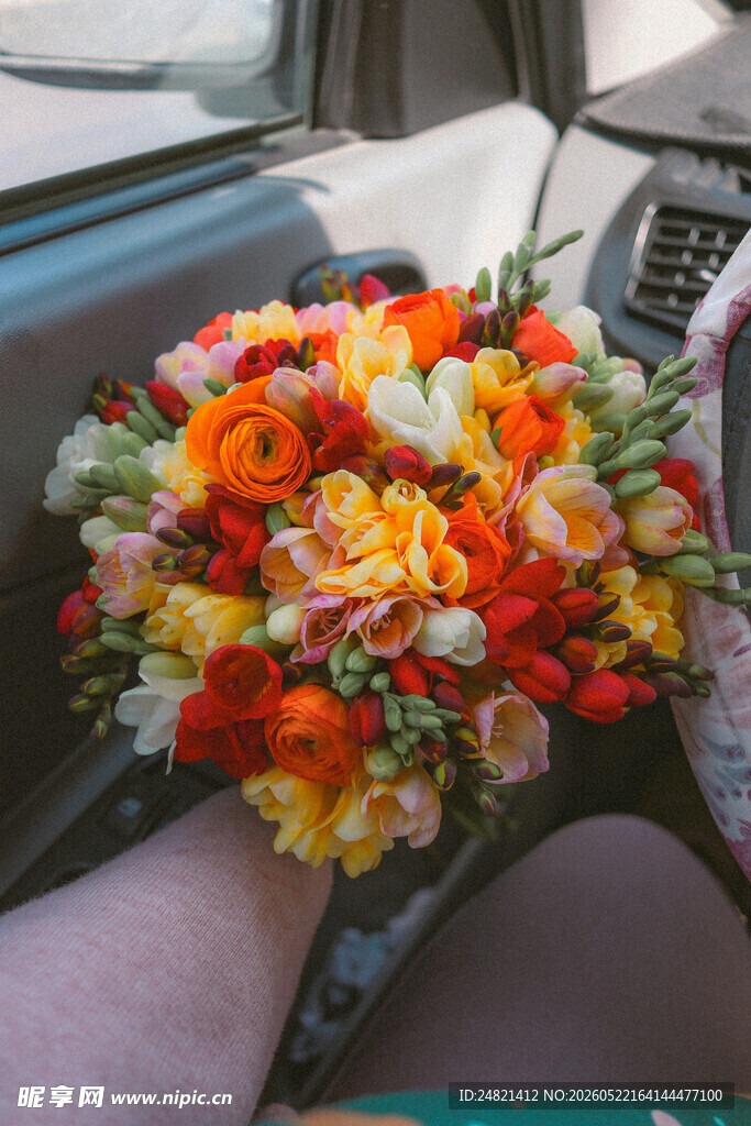 车内多彩鲜花花束