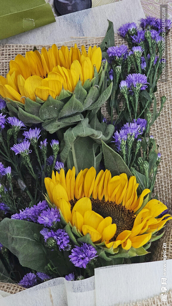 向日葵与紫色花卉组合