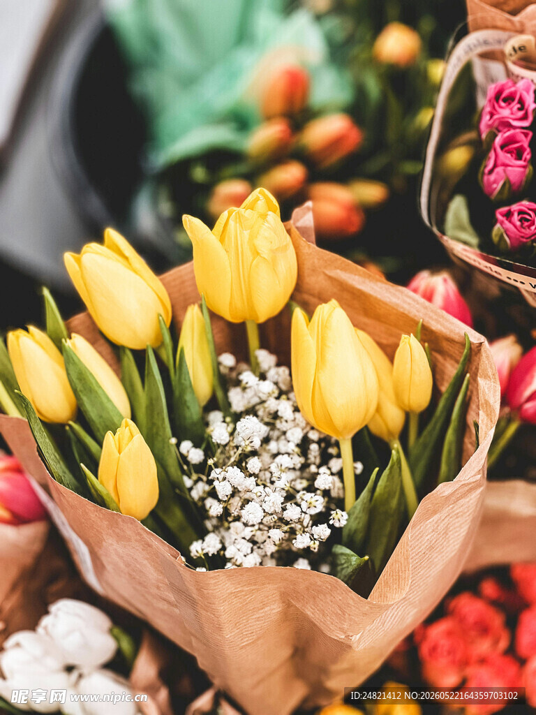 鲜艳黄色郁金香花束
