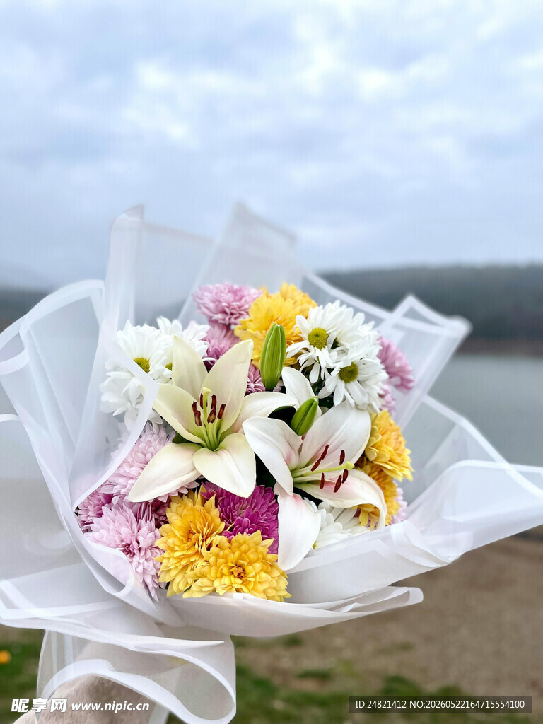 手持多彩鲜花束
