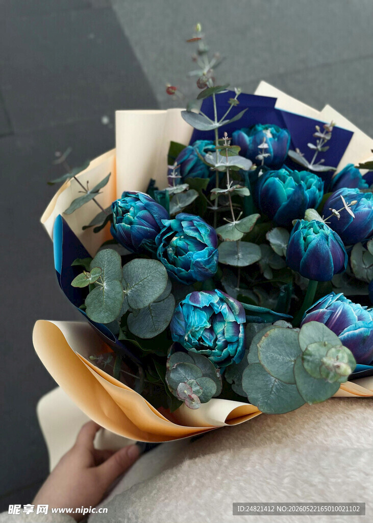 蓝色系精美鲜花花束