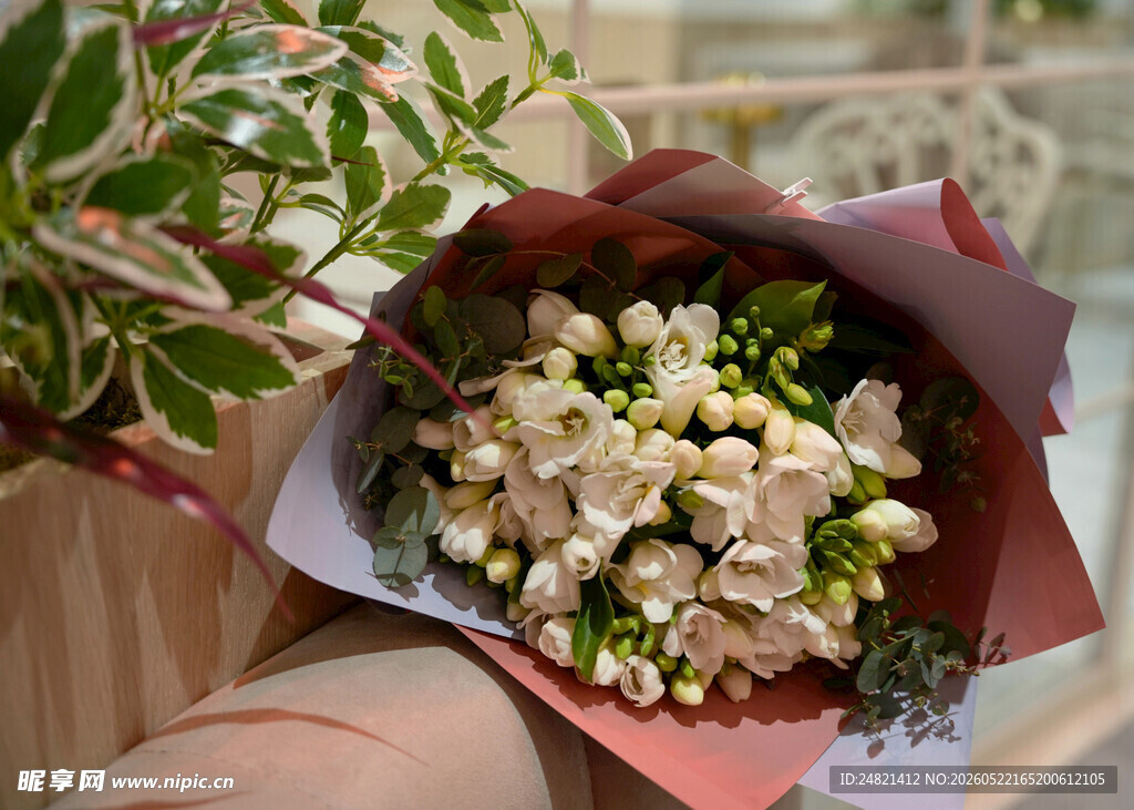 手持清新白色花束特写