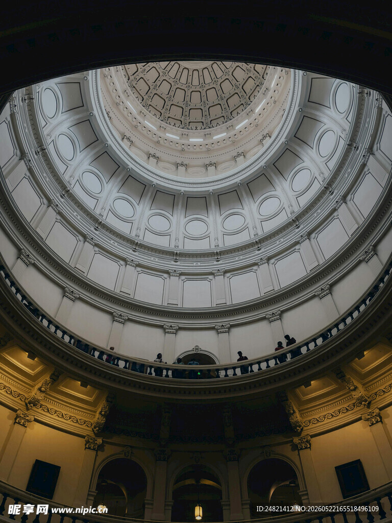 宏伟穹顶建筑内部景观