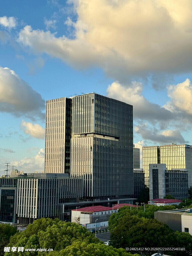 城市高楼与蓝天绿树景观