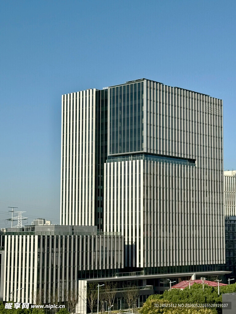 现代风格的灰色多层建筑