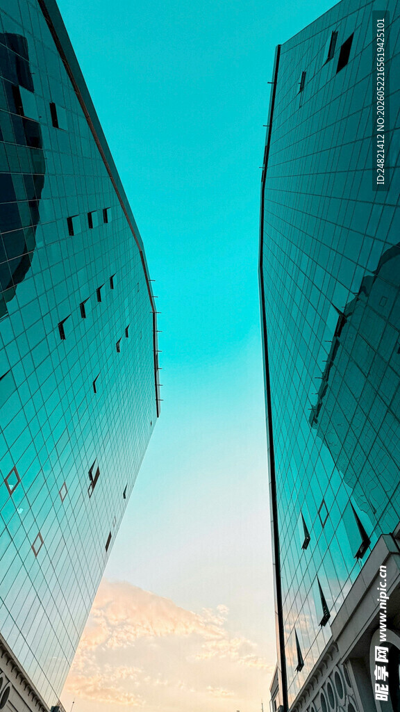 仰视摩天大楼的城市景观