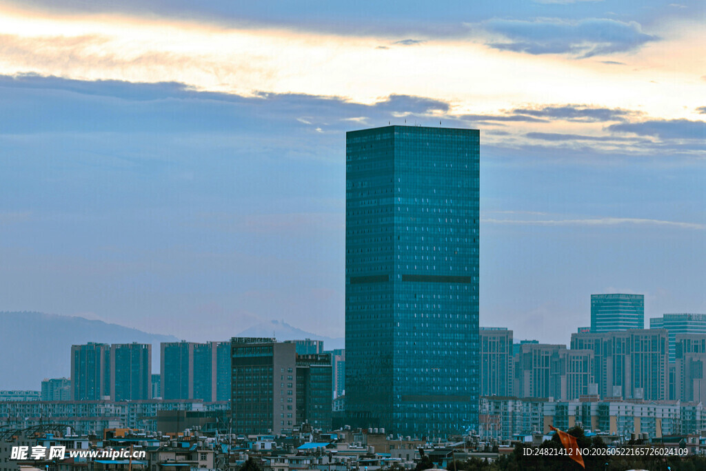 城市天际线中的高耸摩天楼