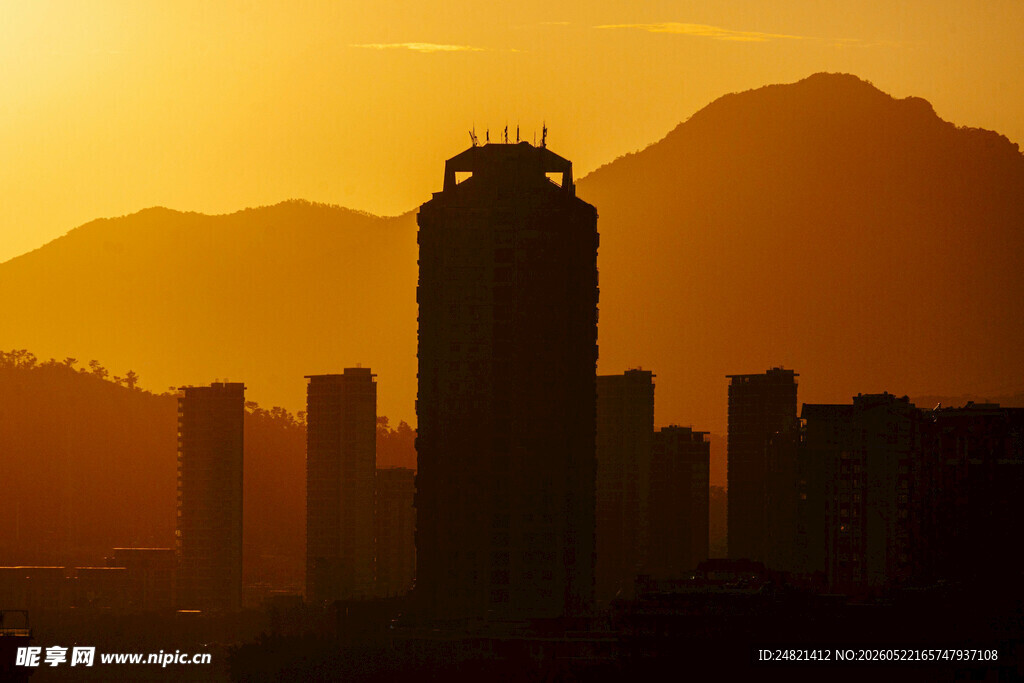 夕阳下的城市与远山剪影