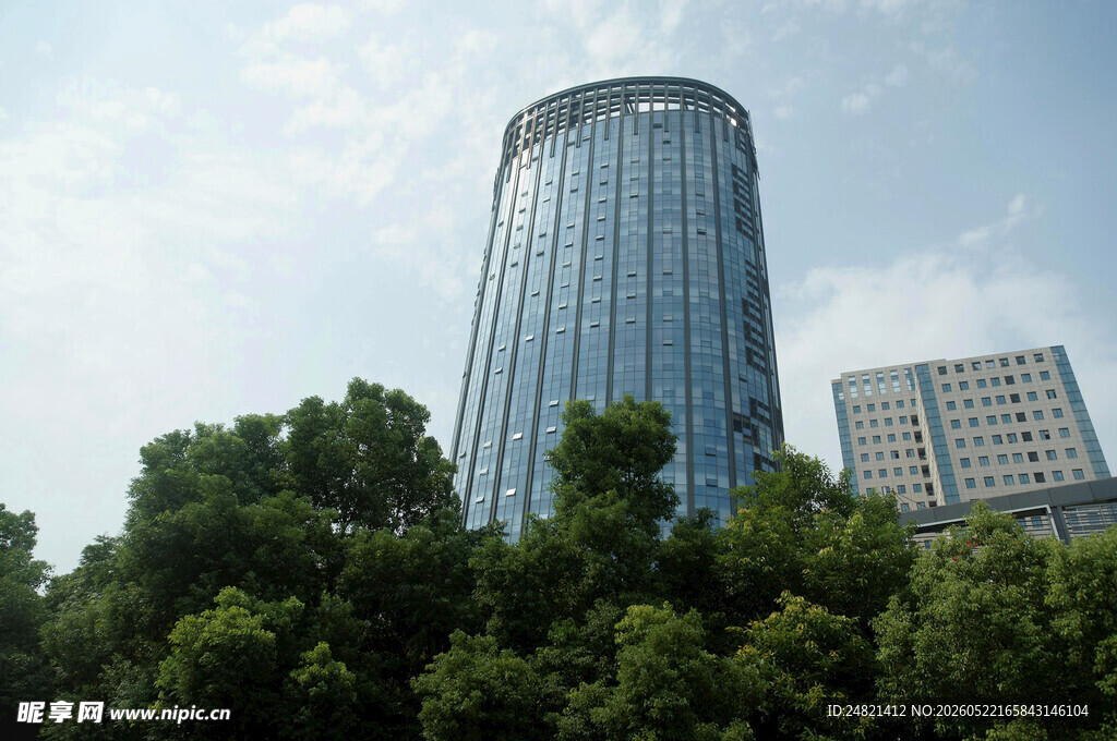 城市中高耸的玻璃幕墙建筑