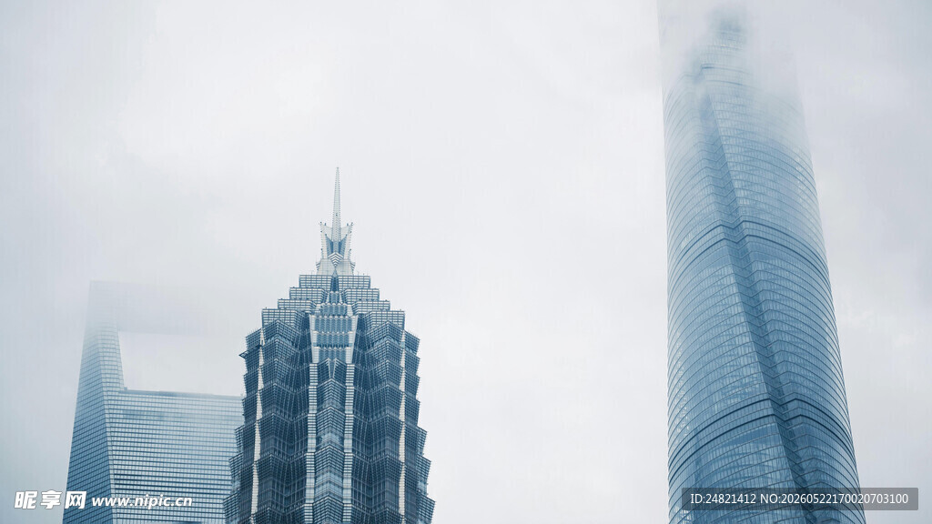 雾中都市高楼景观