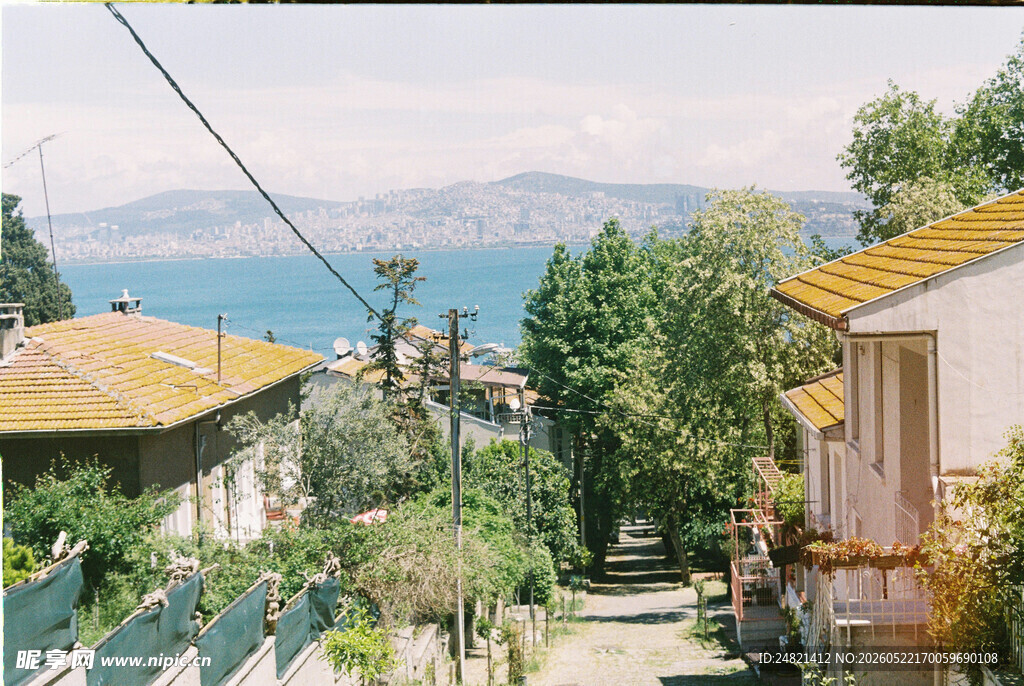 山间小屋旁的美丽景致