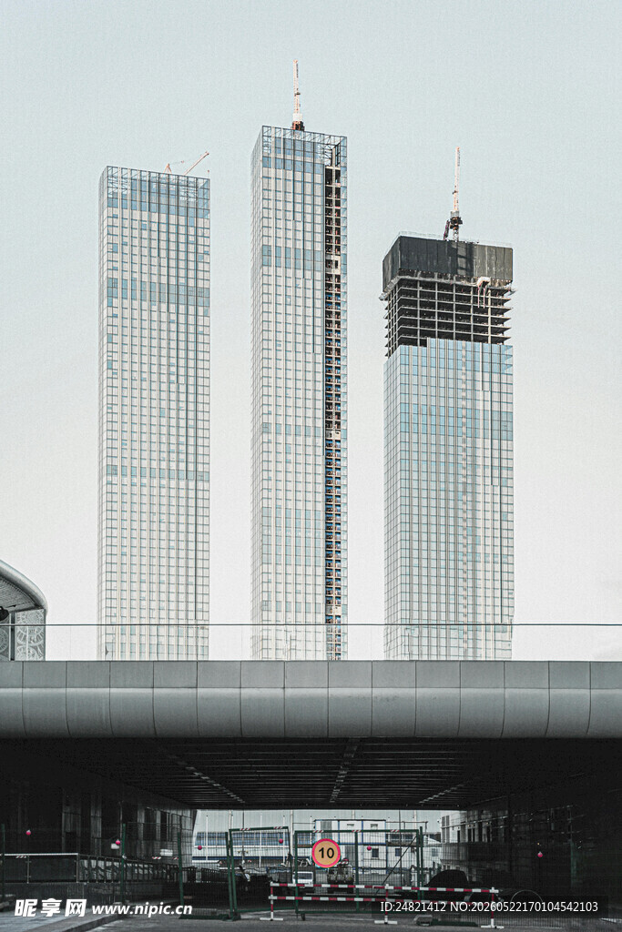 城市高楼与桥梁景观