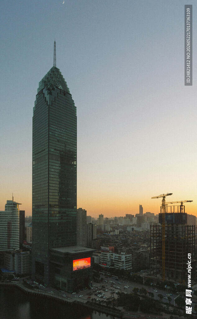 黄昏下的城市摩天大楼