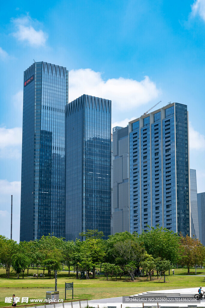都市摩天大楼与绿地景观