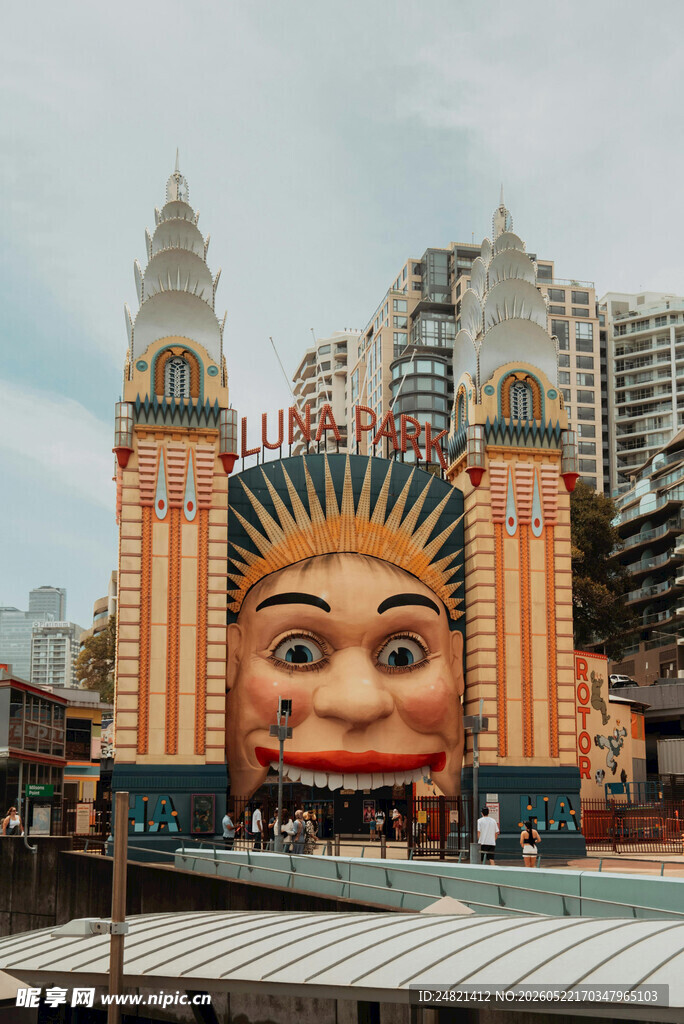 巨型笑脸建筑