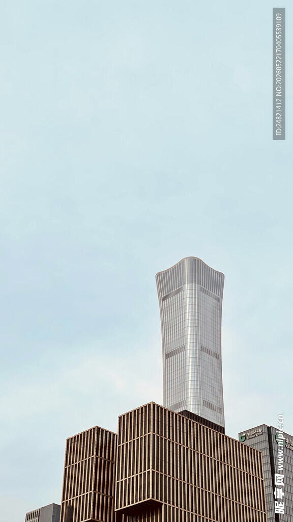 城市中高耸的现代建筑