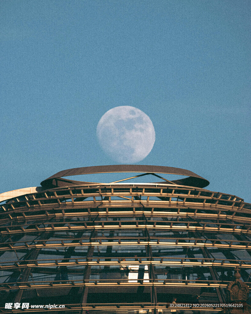 圆顶建筑上的皎洁明月