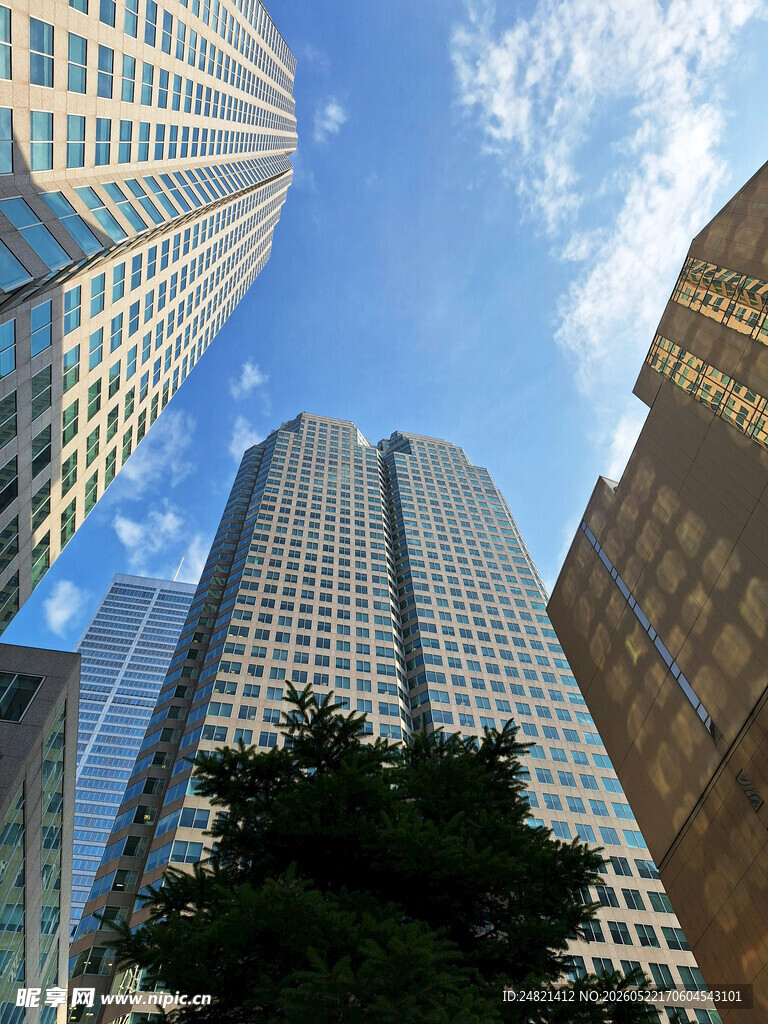 都市高楼与蓝天绿树