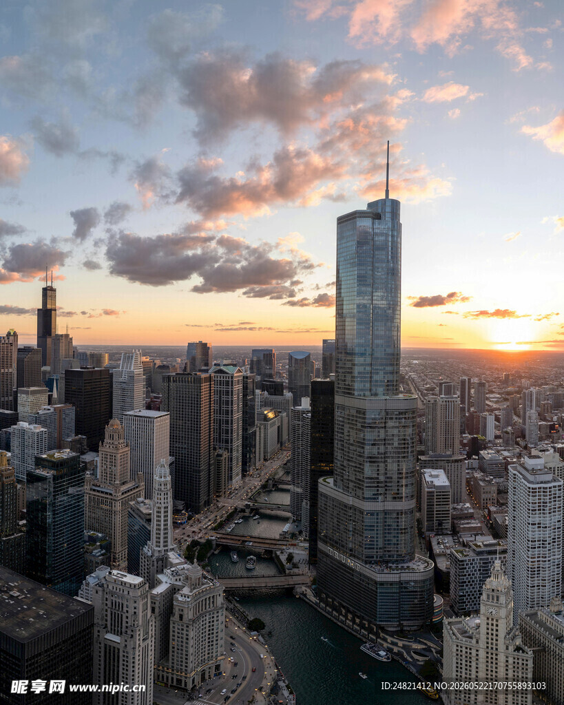 日落时分的繁华都市景观