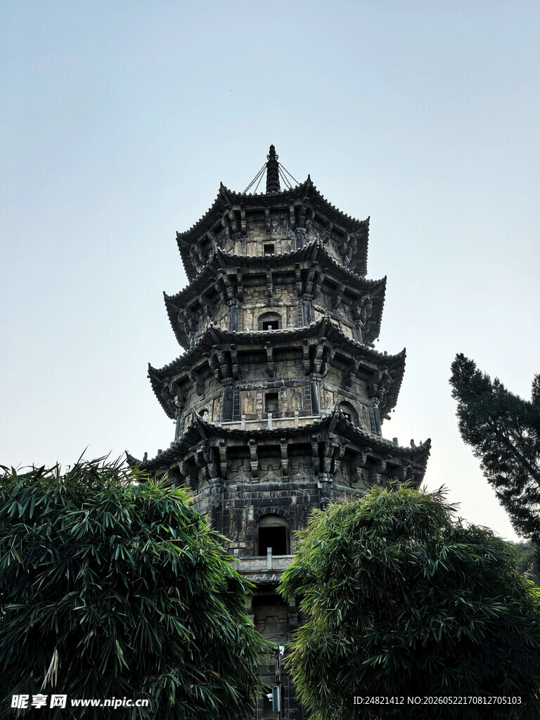 古朴古塔矗立绿意之中