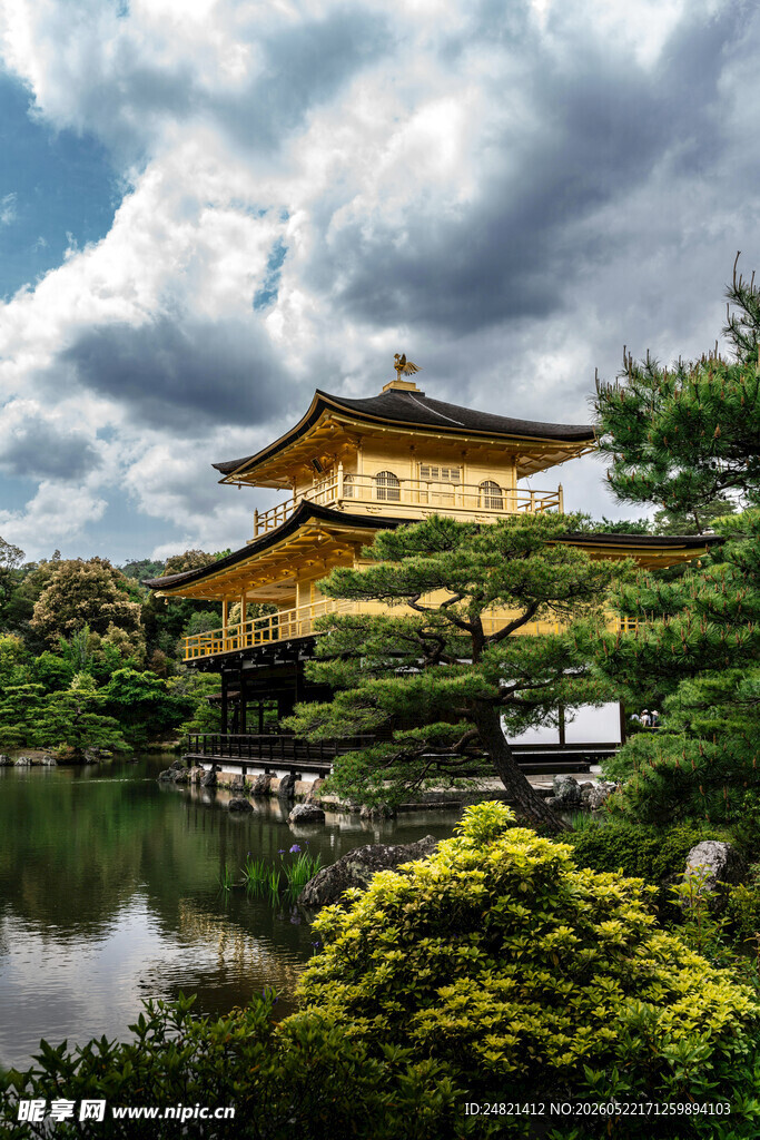 金阁寺湖畔美景