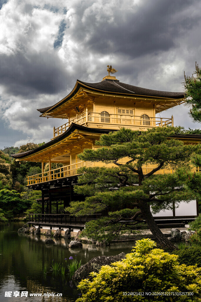 湖畔的日式古典建筑