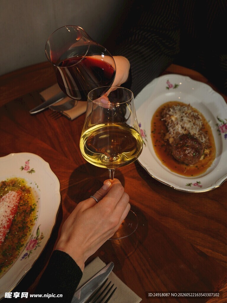 一人独酌的温馨晚餐时刻