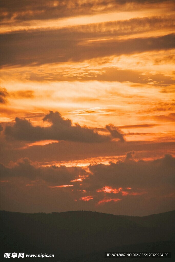 壮丽晚霞中的天空美景