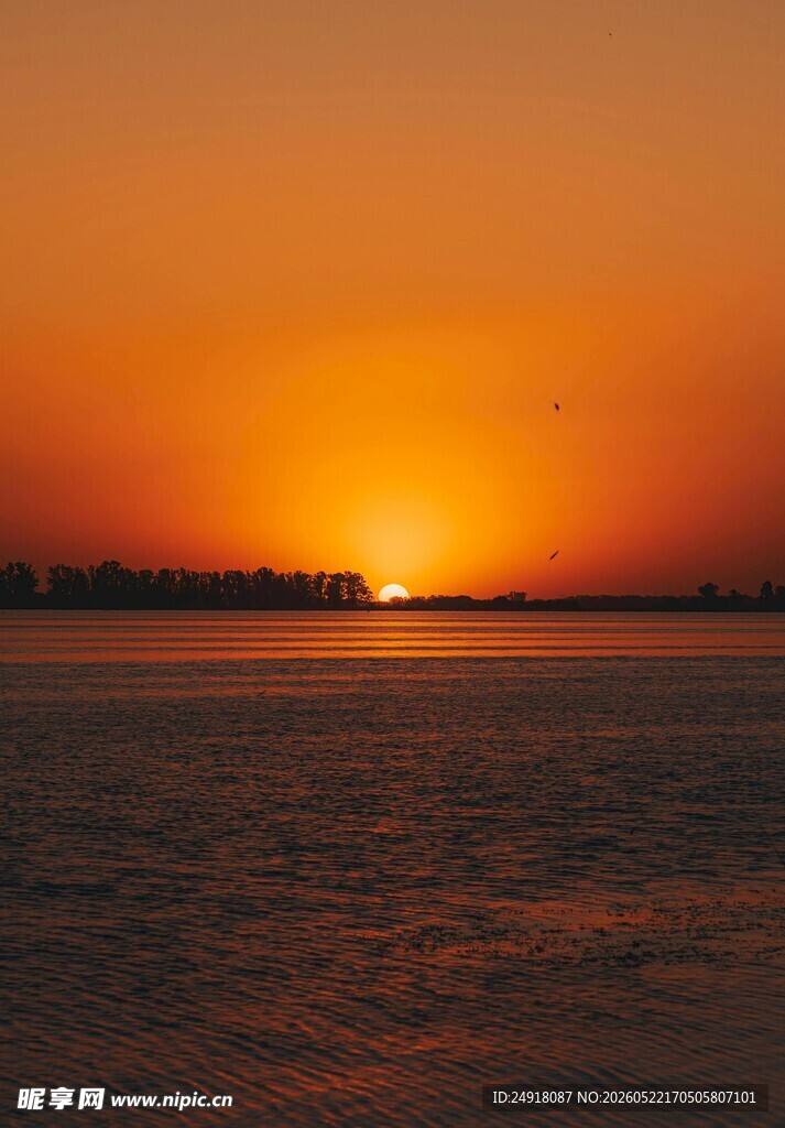 夕阳下的广阔水面美景