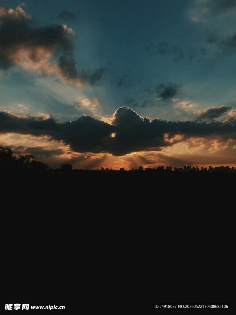黄昏时分的天空与云层