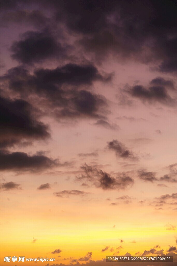 黄昏时分的绚烂天空