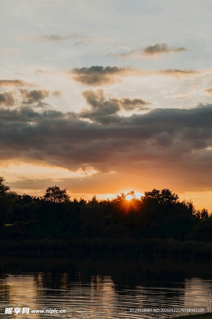 夕阳下湖面与天际的美景