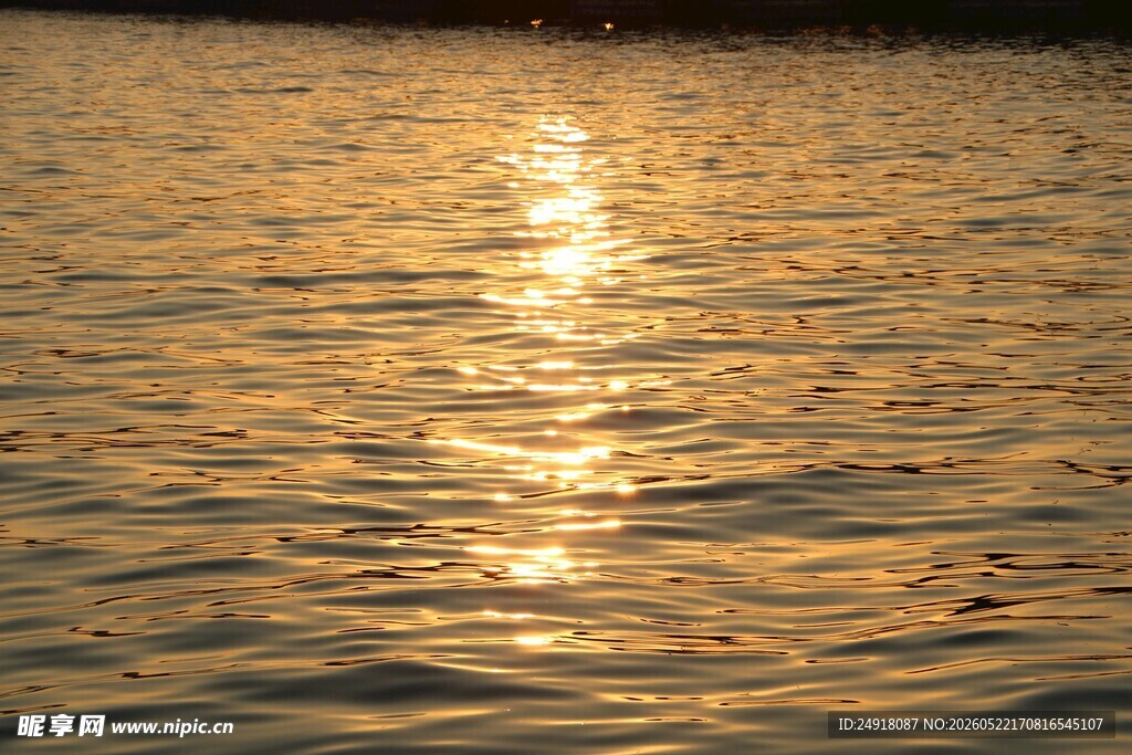 夕阳下波光粼粼的水面