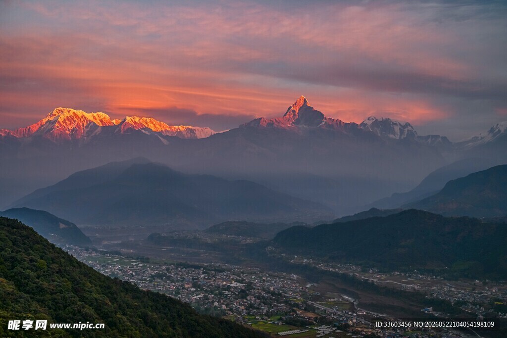 壮丽山间晨曦美景