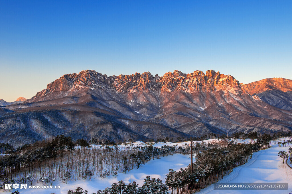 雪覆山峦的壮丽日出景观